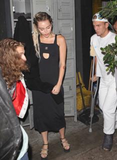 Miley Cyrus feet photo thumbnail