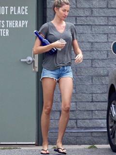 Gisele Bündchen feet photo thumbnail