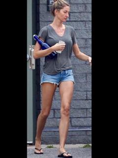 Gisele Bündchen feet photo thumbnail