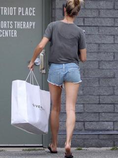 Gisele Bündchen feet photo thumbnail