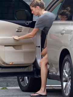 Gisele Bündchen feet photo thumbnail