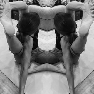 Danica Patrick feet photo thumbnail