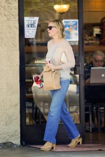Kirsten Dunst feet photo thumbnail