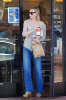 Kirsten Dunst feet photo thumbnail