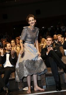 Kristen Stewart feet photo thumbnail