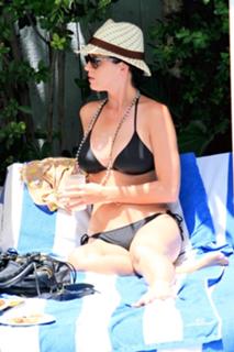 Katy Perry feet photo thumbnail