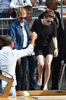 Kristen Stewart feet photo thumbnail
