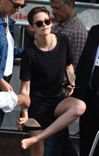Kristen Stewart feet photo thumbnail