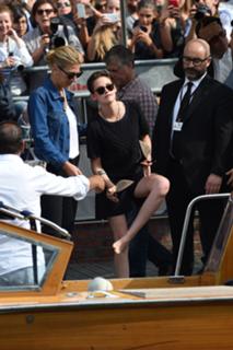 Kristen Stewart feet photo thumbnail