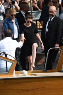 Kristen Stewart feet photo thumbnail
