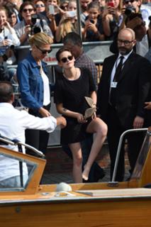 Kristen Stewart feet photo thumbnail