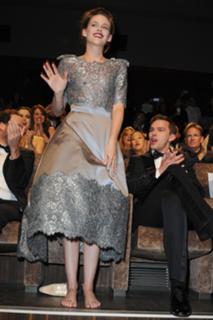 Kristen Stewart feet photo thumbnail