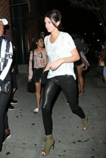 Kendall Jenner feet photo thumbnail