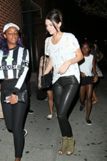 Kendall Jenner feet photo thumbnail