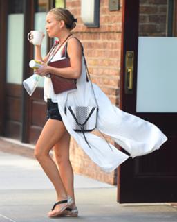 Kate Hudson feet photo thumbnail
