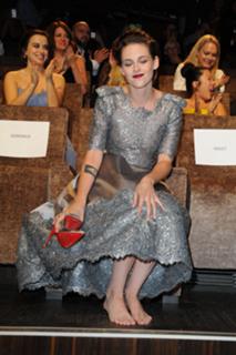 Kristen Stewart feet photo thumbnail