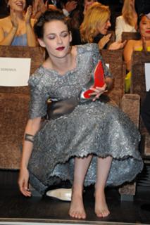 Kristen Stewart feet photo thumbnail