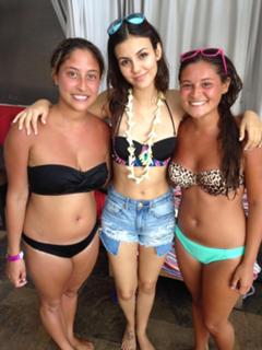 Victoria Justice feet photo thumbnail