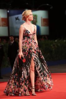 Elizabeth Banks feet photo thumbnail