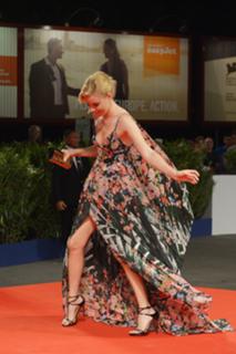 Elizabeth Banks feet photo thumbnail