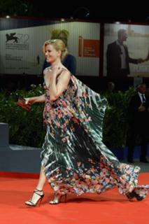 Elizabeth Banks feet photo thumbnail