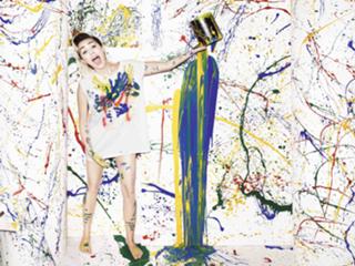 Miley Cyrus feet photo thumbnail