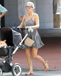 Elsa Pataky feet photo thumbnail