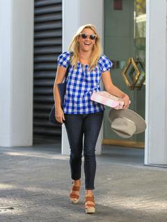 Reese Witherspoon feet photo thumbnail