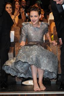 Kristen Stewart feet photo thumbnail