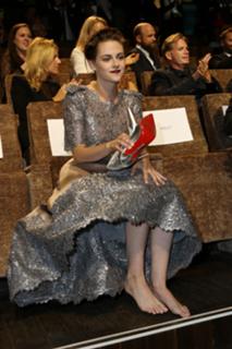 Kristen Stewart feet photo thumbnail