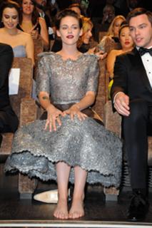 Kristen Stewart feet photo thumbnail