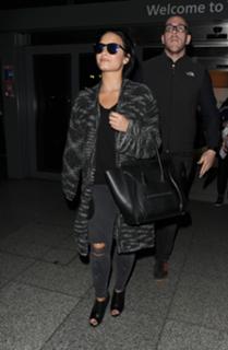 Demi Lovato feet photo thumbnail