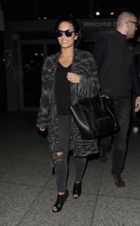 Demi Lovato feet photo thumbnail
