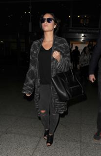Demi Lovato feet photo thumbnail