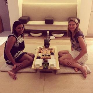 Mindy Kaling feet photo thumbnail