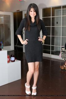 Selena Gomez feet photo thumbnail