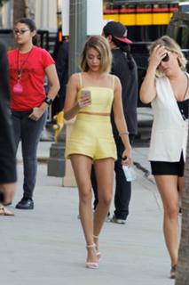 Sarah Hyland feet photo thumbnail