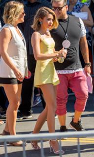Sarah Hyland feet photo thumbnail