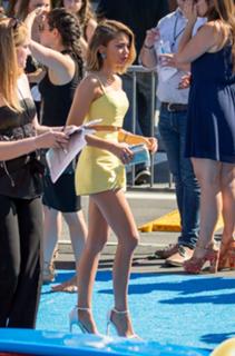 Sarah Hyland feet photo thumbnail