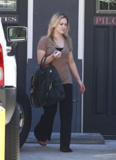 Hilary Duff feet photo thumbnail