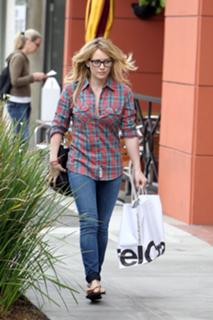 Hilary Duff feet photo thumbnail