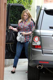 Hilary Duff feet photo thumbnail