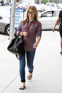 Hilary Duff feet photo thumbnail
