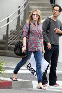 Hilary Duff feet photo thumbnail