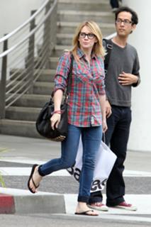 Hilary Duff feet photo thumbnail