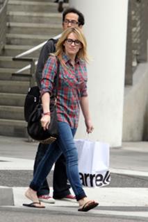 Hilary Duff feet photo thumbnail