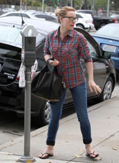 Hilary Duff feet photo thumbnail