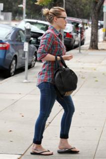 Hilary Duff feet photo thumbnail