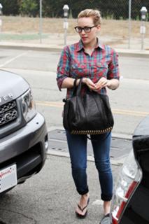 Hilary Duff feet photo thumbnail
