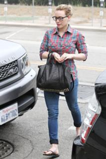 Hilary Duff feet photo thumbnail